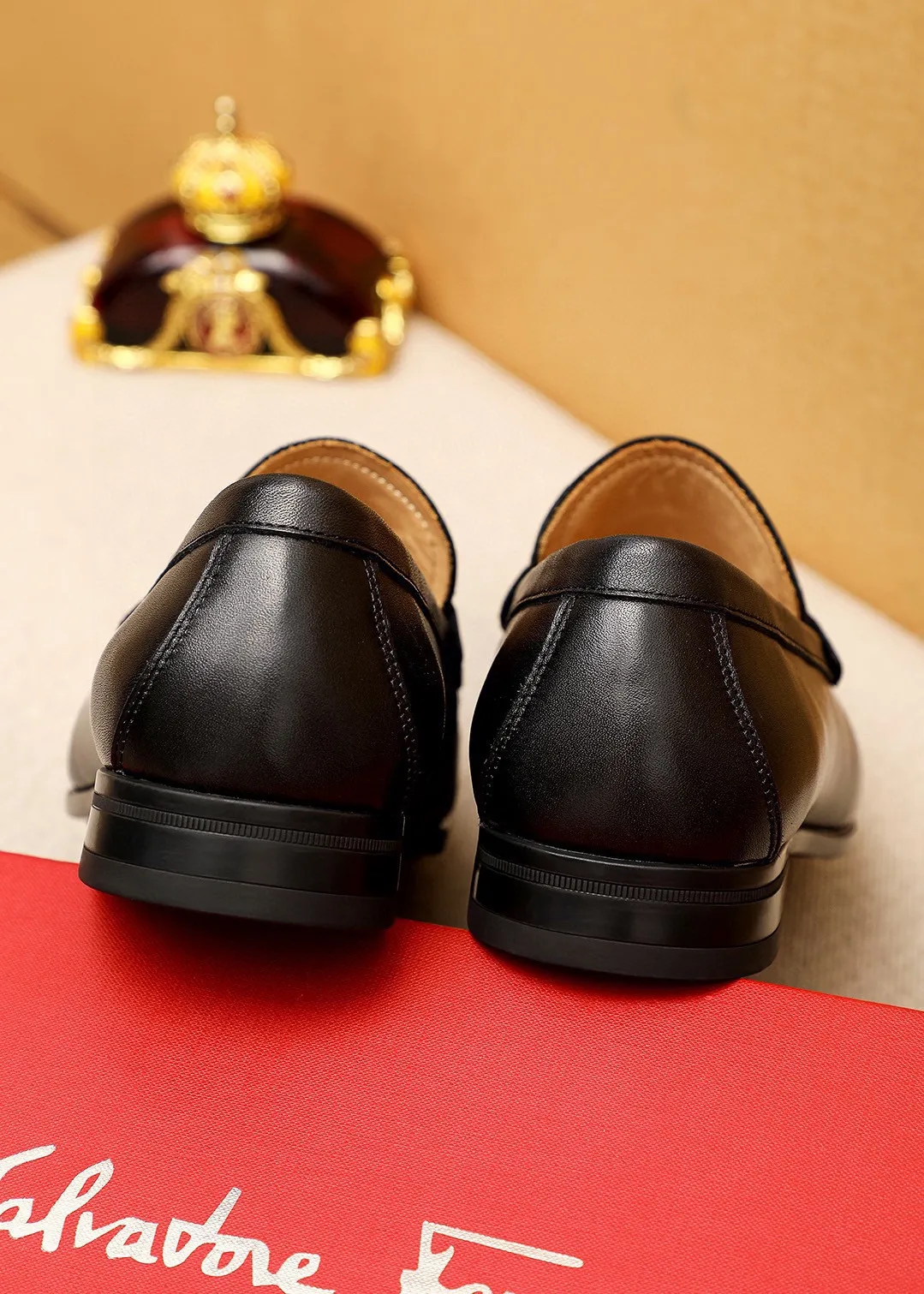 Men's shoes 💰480 💐 Product trademark: Ferragamo "Ferragamo" casual leather shoes Regular size: 38-44 (45🉑️customized) Product materials: Selected imported first-layer calfskin upper, imported water-dyed cowhide leather lining. Strong three-dimensional visual effect, original outsole color: 3⃣️seed leather materials available